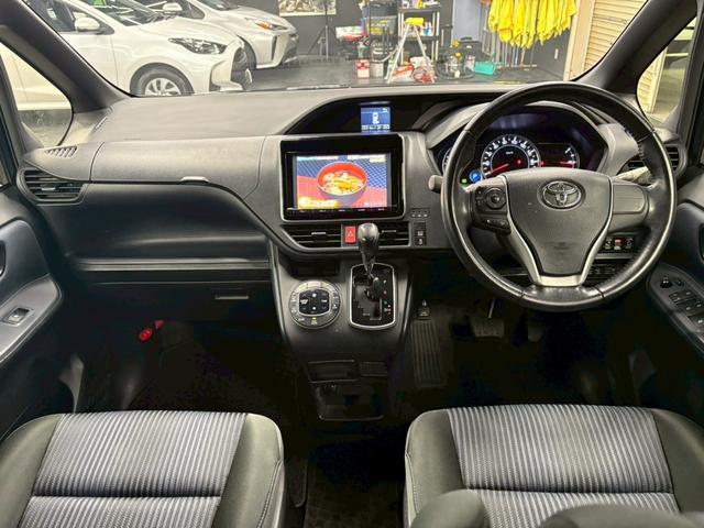 ヴォクシー ＺＳ　フリップダウンモニター　純正ＳＤナビ　バックモニター　アイドリングストップ　ステアリングスイッチ　ドライブレコーダー　両側パワースライドドア　スマートキー　ＥＴＣ　県内買取車両　保証対象車両（31枚目）