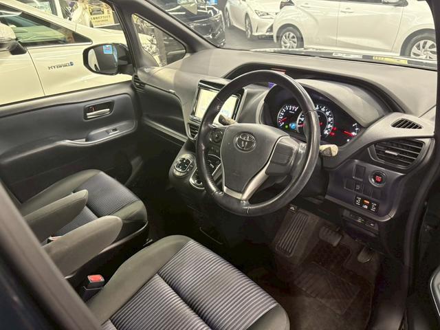 ヴォクシー ＺＳ　フリップダウンモニター　純正ＳＤナビ　バックモニター　アイドリングストップ　ステアリングスイッチ　ドライブレコーダー　両側パワースライドドア　スマートキー　ＥＴＣ　県内買取車両　保証対象車両（35枚目）