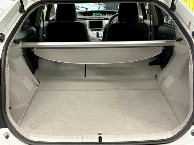 後席シートを倒すと大きな荷物も詰め込めます。
