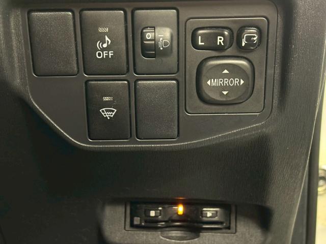 運転席右に様々なスイッチあります。