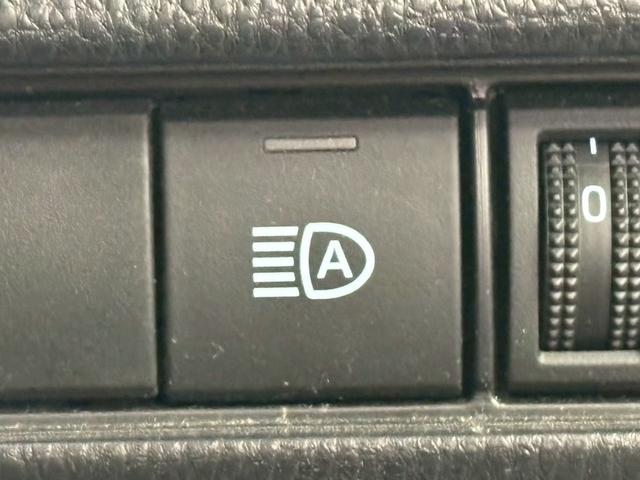 【オートマチックハイビーム】夜間走行時にカメラが前方の明るさを検知し、ハイビームとロービームを自動で切り替えてくれます。