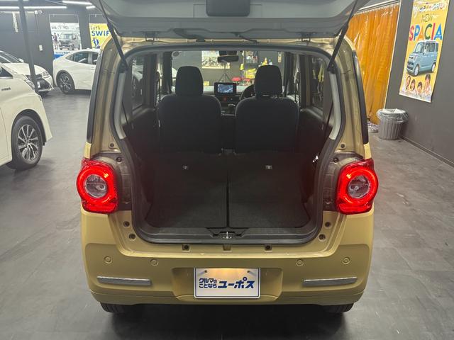 後席シートを倒すと大きな荷物も詰め込めます。