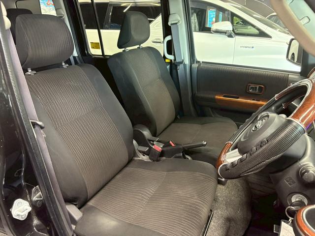 ブラック基調の統一感あるインパネ・シートとした。