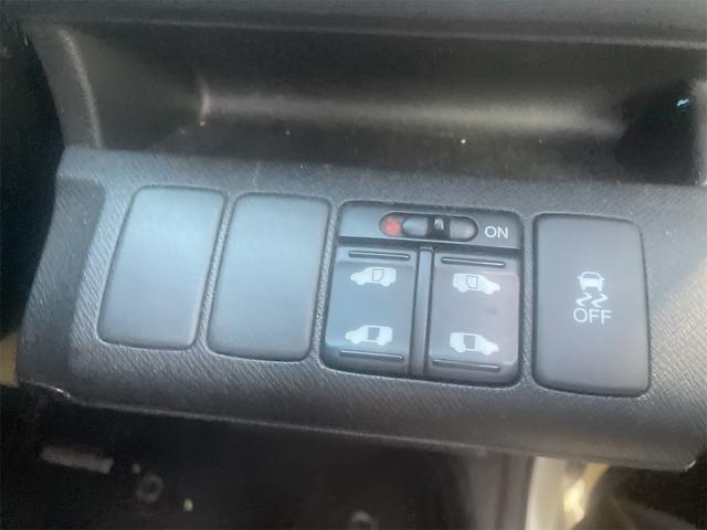 指先ひとつでドアオープン。【ワンアクション両側パワースライドドア】両手がふさがっていても、スイッチひとつでスライドドアが自動解錠＆自動オープンします。