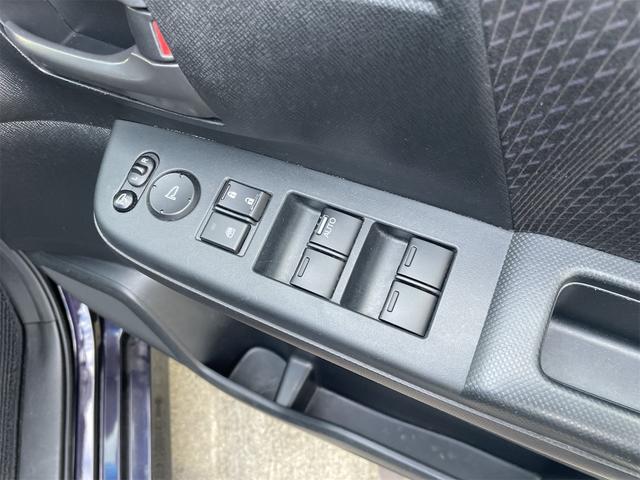 パワーウィンドウのスイッチですよ。運転席に居ながら窓を開け閉めのコントロールできますよ。