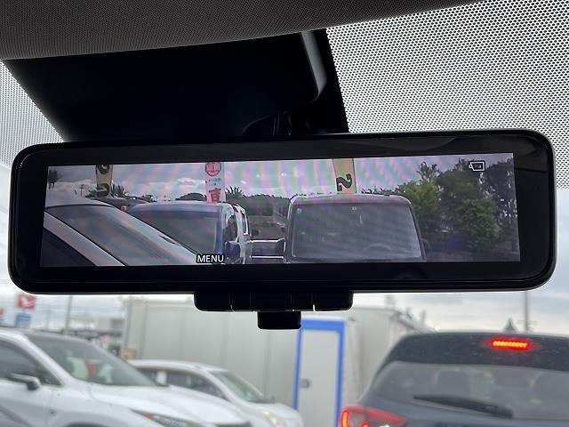 「スマート・ルームミラー」車両後方のカメラ映像をミラー面に映し出すので、車内の状況や、天候などに影響されずいつでもクリアな後方視界が得られます。