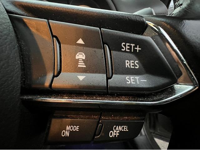 【レーダークルーズコントロール】ミリ波レーダーセンサーからの情報によって、先行車を認識。設定車速内で車速に応じた適切な車間距離を保ちながら追従走行できます。