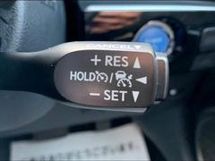 【レーダークルーズコントロール】ミリ波レーダーセンサーからの情報によって、先行車を認識。設定車速内で車速に応じた適切な車間距離を保ちながら追従走行できます。 5