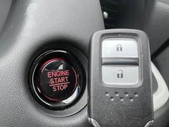 【スマートキー】車内へのアクセスやエンジン始動が楽々に行える今や必須アイテムのキー複製防止の「イモビライザー」まで備わっております。 6
