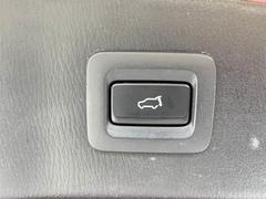 【電動リアゲート】ボタンひとつで大きなゲートも簡単に開閉可能です。高級車ならではの装備は嬉しいですね。 7