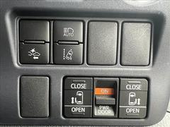 今やミニバンの定番装備となりつつある【両側電動スライドドア】運転席よりボタンひとつで開閉可能なスライドドアです。雨の日のお迎えなどに役立ちますね。 4