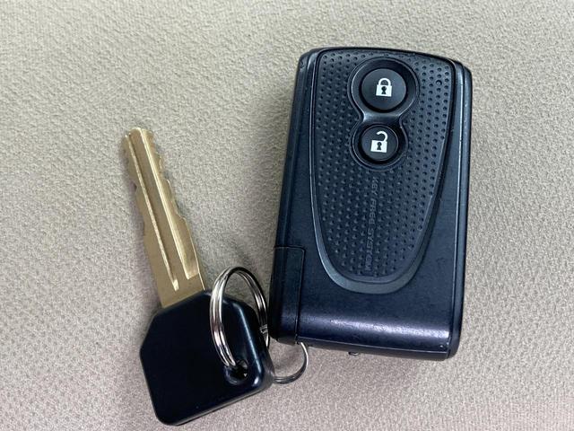 【　スマートキー　】ポケットやバックにキーを入れたままでもドアの施錠・解錠が可能なスマートキーを装備。エンジンのオン・オフの時もキーを取り出す必要がないので非常に便利です！