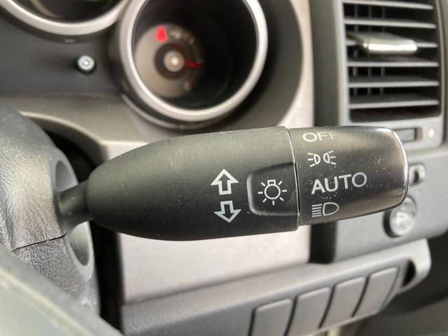 【　オートヘッドライト　】社外の明るさをセンサーで感知し、自動でヘッドライトの点灯、消灯をしてくれます。ヘッドライトの消し忘れも防止してくれる便利機能です。