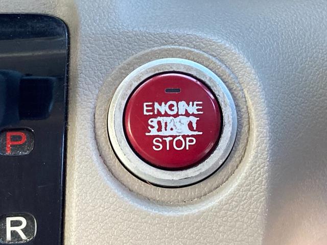 【　プッシュエンジンスタート　】スマートキーとの連動で、キーがポケットやバックに入った状態でもスタートボタンでエンジンが始動できます。