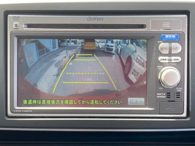 【　バックカメラ　】駐車の時に見えずらい後方がモニターで確認できます。駐車の苦手な方でも、スーパーやコンビニの駐車場でも後方、枠線を確認しながら駐車できます。バック時の衝突防止に役立ちます！