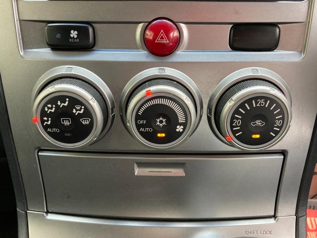 【　オートエアコン　】家庭のエアコンと同じように、設定温度になるまで風量をエアコンが調整してくれ、快適な車内温度が設定できます。