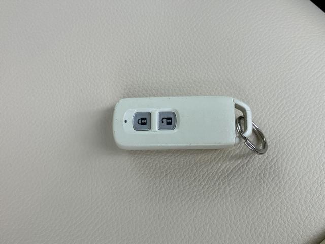 スマートエントリーキーシステムです。鍵を持っていればドアロック、解除、エンジン始動も楽チンです。イチイチ鍵を出す手間も無くなりますよ。悪天候時にも重宝しますね。