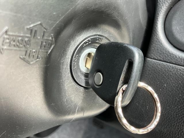 今や欠かせないアイテムとなったキーレス。もちろん付いています。直接キーを差し込まなくてもドアの施錠・開錠が出来ます。ドア回りのキズ防止にもなりますね