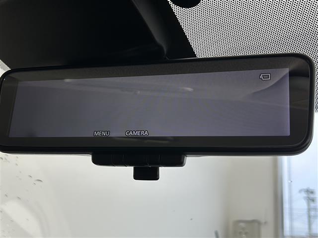【　デジタルインナーミラー　】車両後方カメラの映像をミラーに映すことが出来ます。　そのため、後席に人や荷物があって後方が見えづらい場合でもしっかり視界を確保することが出来ます。