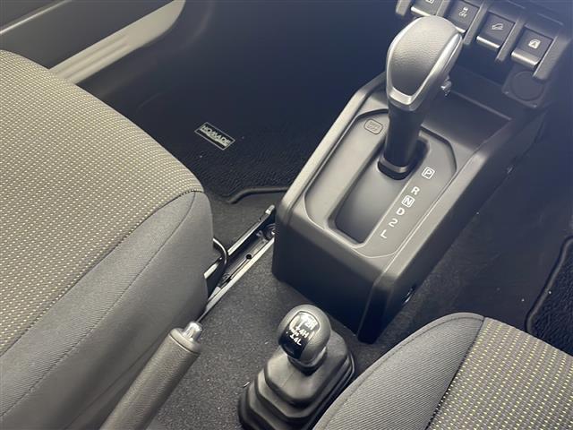 ジムニーノマド ＦＣ　純正８インチナビ　フルセグＴＶ　Ｂｌｕｅｔｏｏｔｈ接続　クルーズコントロール　ステアリングスイッチ　クリアランスソナー　シートヒーター　スマートキー　プッシュスタート　ドアバイザー　純正フロアマット（14枚目）