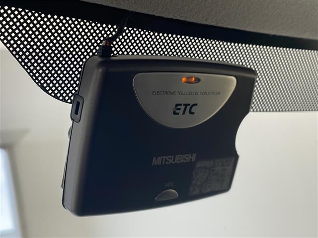 【ＥＴＣ】有料道路を利用する際に料金所で停止することなく通過できる、ＥＴＣ車載器（ノンストップ自動料金収受システム機器）が装備されています。セットアップを行うことで利用可能になります。