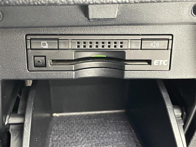 【ＥＴＣ】有料道路を利用する際に料金所で停止することなく通過できる、ＥＴＣ車載器（ノンストップ自動料金収受システム機器）が装備されています。セットアップを行うことで利用可能になります。