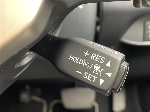 【 アダプティブクルーズコントロール 】設定した車速内で自動で加減速。先行車との車間距離を適切に維持した追従走行が可能です。