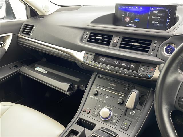 【 オートエアコン 】車内温度を感知して自動で温度調整をしてくれるのでいつでも快適な車内空間を創り上げます。