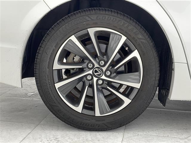 【純正アルミホイール】専用のアルミなので、お車のイメージにぴったり。社外のアルミやスタッドレスタイヤも取り扱いございます。ドレスアップもカスタマイズもお任せください。