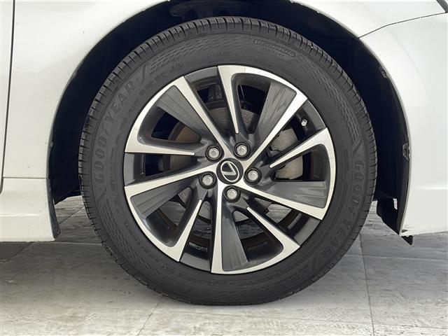 【純正アルミホイール】専用のアルミなので、お車のイメージにぴったり。社外のアルミやスタッドレスタイヤも取り扱いございます。ドレスアップもカスタマイズもお任せください。