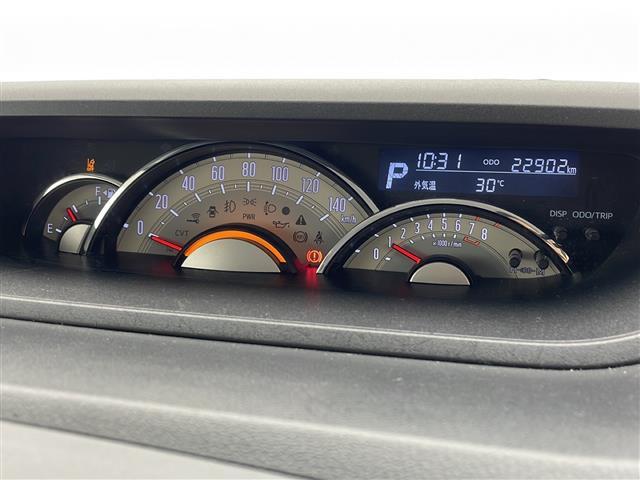 【 メーター 】メーターまわりも鮮やかに照らし出され、デザイン、安全性ともにバッチリですね。