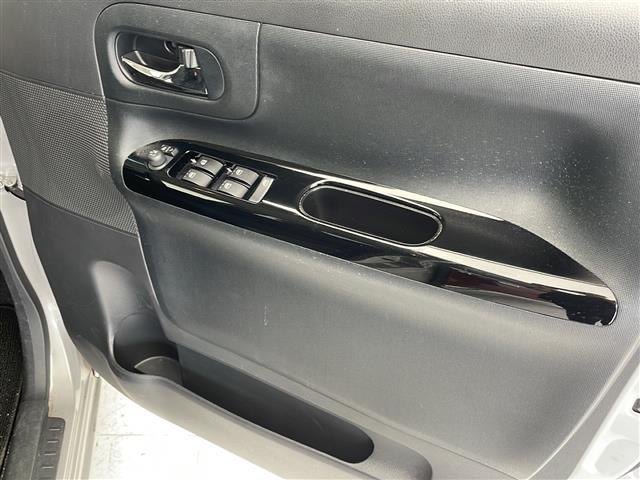 【 電動格納ミラー 】ドライバーの目線に合わせ、ミラーの上下左右調整が可能です。