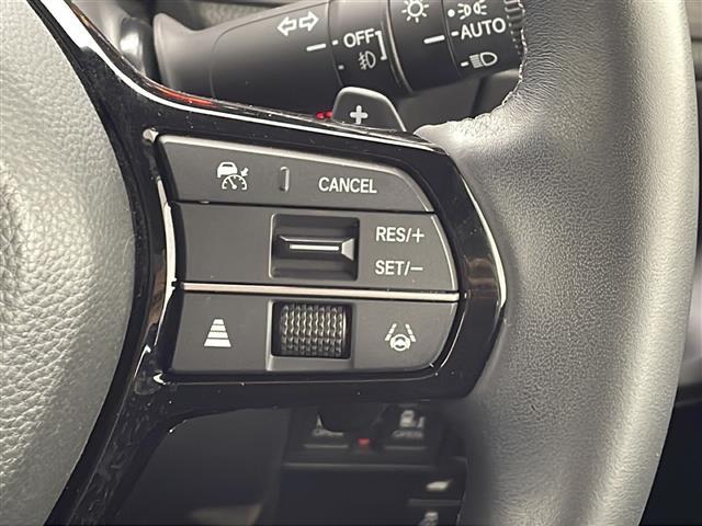 【 クルーズコントロール 】高速道路で便利なクルーズコントロールも装着済み。アクセルを離しても一定速度で走行ができる装備です。加速減速もスイッチ操作でOKです。