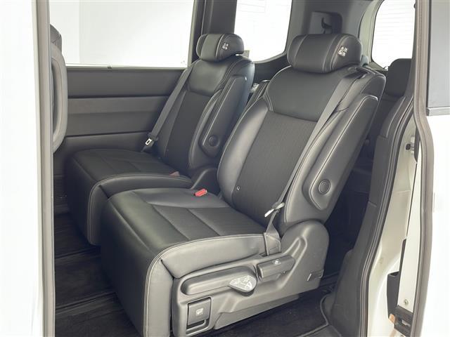 【 セカンドシート 】左右独立したキャプテンシートになっております♪オットマンもついていてロングドライブも快適に過ごせます!!