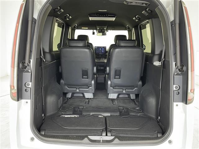 【 床下収納式サードシート 】レバーを引けば簡単に収納できるサードシート!!床下にフラットに収納されるので荷物も乗せやすいです♪