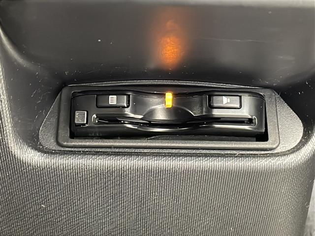 【ＥＴＣ】有料道路を利用する際に料金所で停止することなく通過できる、ＥＴＣ車載器（ノンストップ自動料金収受システム機器）が装備されています。セットアップを行うことで利用可能になります。