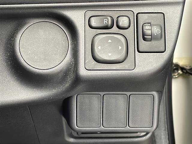 【電動格納ミラー】運転席のスイッチで、ドアミラーの開閉や角度の調整ができます。