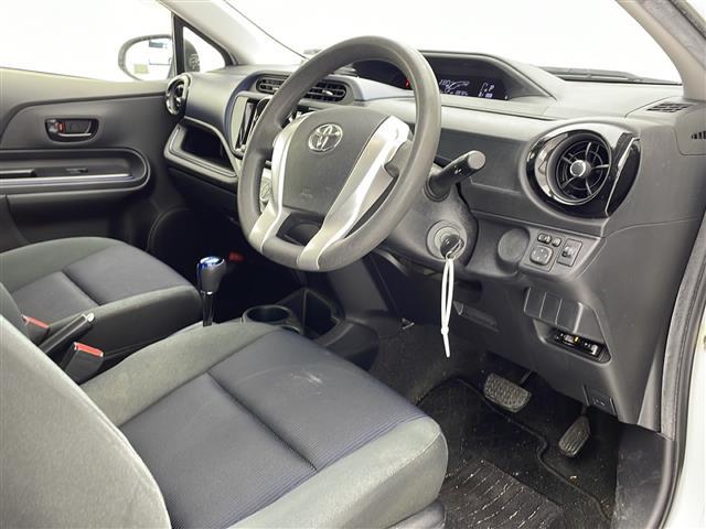 【運転席】座り心地が良いシートなので長時間の運転でも快適にお過ごしいただけます。新品のフロアマットのご注文も可能です。掲載箇所以外にご希望の写真がございましたらお気軽にお問い合わせ下さい。