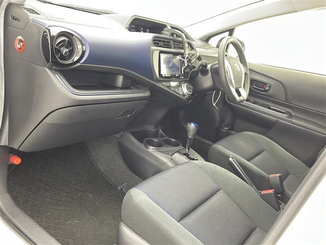 【助手席】きれいな助手席なので家族や友だちに乗ってもらっても安心です!