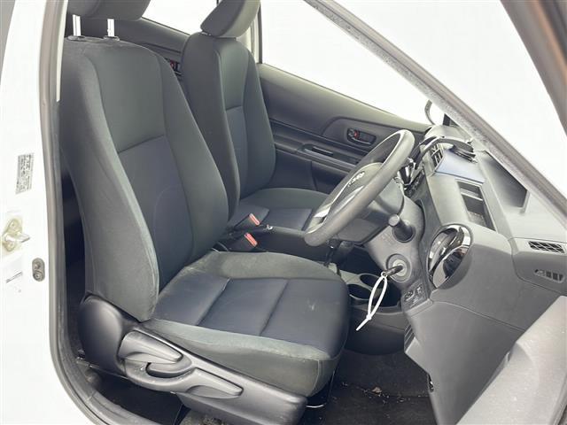 【運転席】座り心地が良いシートなので長時間の運転でも快適にお過ごしいただけます。新品のフロアマットのご注文も可能です。掲載箇所以外にご希望の写真がございましたらお気軽にお問い合わせ下さい。