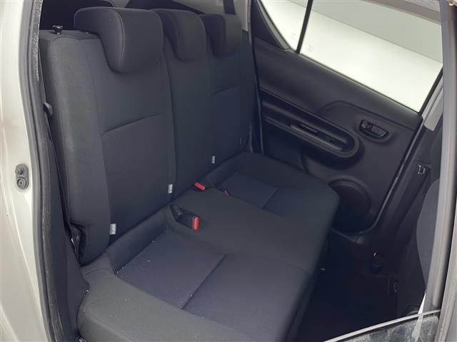 【後部座席】大人が座っても余裕のある広さです!!頭上や足元のスペースも広く取ってあります!