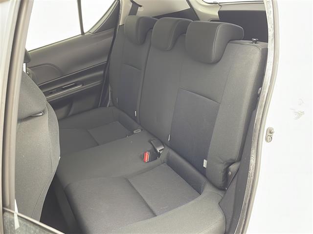 【後部座席】大人が座っても余裕のある広さです!!頭上や足元のスペースも広く取ってあります!