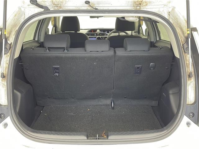 【ラゲッジスペース】リアシートを倒せばこの大容量!!ダンボールなどの大きい荷物も釣り具などの長尺物まで様々載せられそうです!!