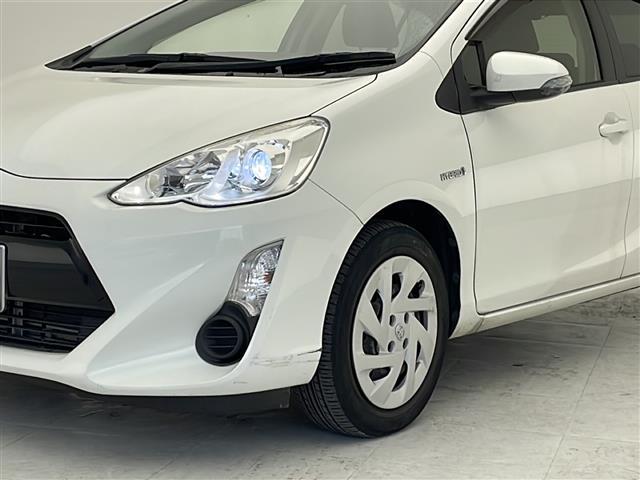 【電動格納ミラー】運転席のスイッチで、ドアミラーの開閉や角度の調整ができます。