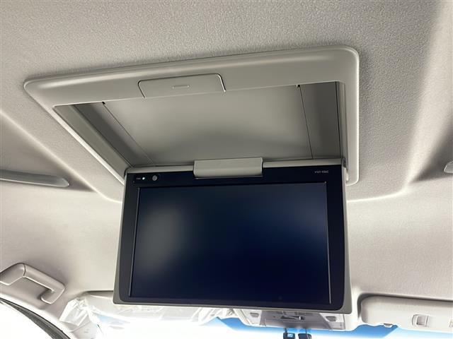 【後席モニター(フリップダウンモニター)】後部座席からも、DVDや映画・ライブ映像など様々な動画が楽しめドライブが退屈しません!※機種によって接続できる映像が異なります。