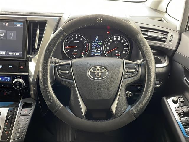 【ステアリング】軽い力で扱いやすいハンドルです。目立つ傷やスレなどなく綺麗な状態です!除菌プランいれていただくとさらに快適に!清潔なお車はお子様にも安心ですね!