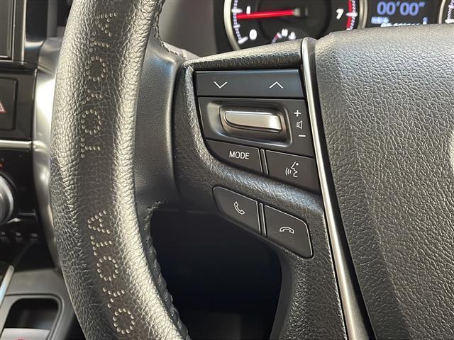 【ステアリングスイッチ】手元のボタンから、オーディオやナビなどの操作ができるので、よそ見をせずに安全に運転に集中できます!