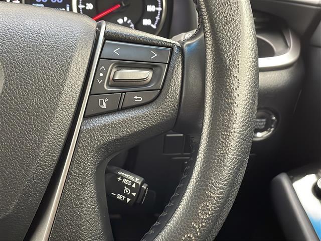 【ステアリングスイッチ】手元のボタンから、オーディオやナビなどの操作ができるので、よそ見をせずに安全に運転に集中できます!