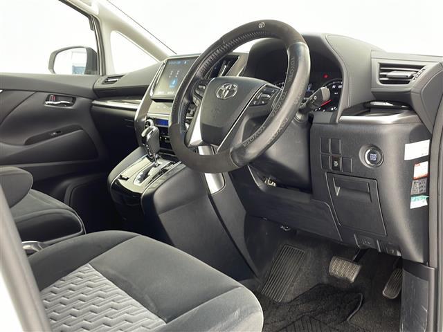 【運転席】座り心地が良いシートなので長時間の運転でも快適にお過ごしいただけます。新品のフロアマットのご注文も可能です。掲載箇所以外にご希望の写真がございましたらお気軽にお問い合わせ下さい。