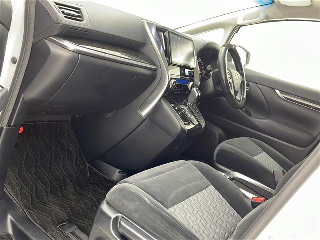 【助手席】きれいな助手席なので家族や友だちに乗ってもらっても安心です!